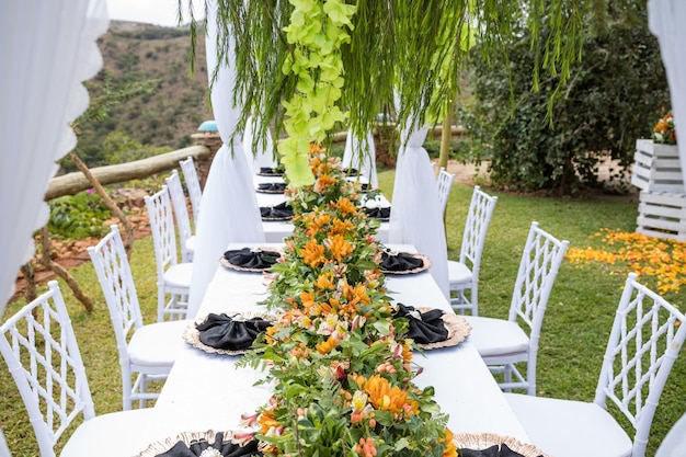 Decoraciones del lugar de recepción de bodas de Kenia impresionantes configuraciones impresionantes al aire libre en la ubicación Beautifu