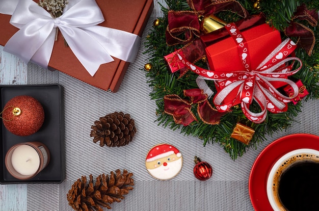 Decoraciones para la mesa de la cena de Navidad con galletas recubiertas de azúcar