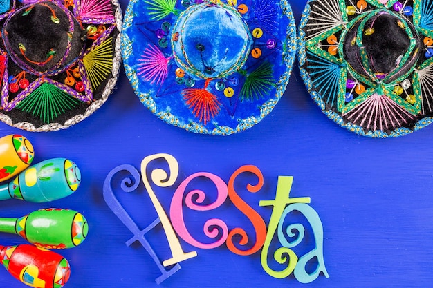 Foto decoraciones de mesa de colores tradicionales para celebrar la fiesta.