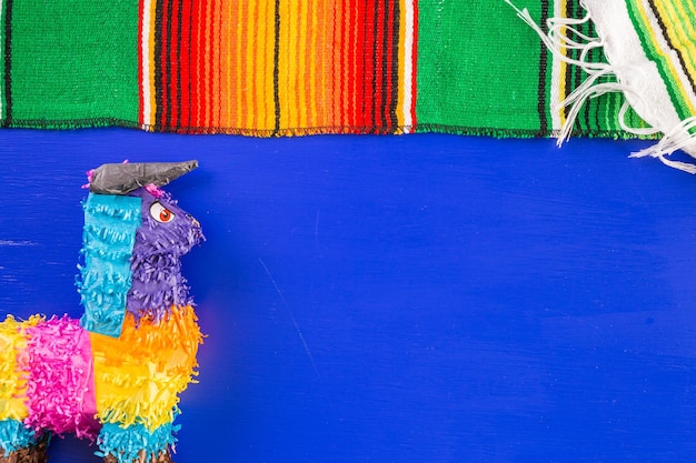 Decoraciones de mesa de colores tradicionales para celebrar la Fiesta.
