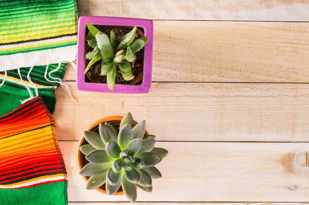 Decoraciones de mesa de colores tradicionales para celebrar la Fiesta.