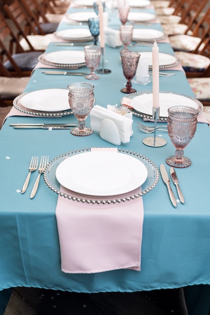 Decoraciones de mesa para fiestas y cenas de boda. Juego de mesa para recepción de bodas en restaurante al aire libre.