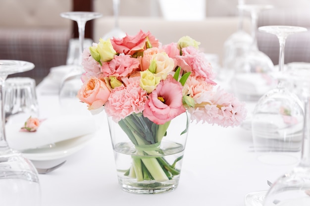 Decoraciones de mesa de flores para fiestas y cenas de boda. Juego de mesa para recepción de bodas en restaurante al aire libre.