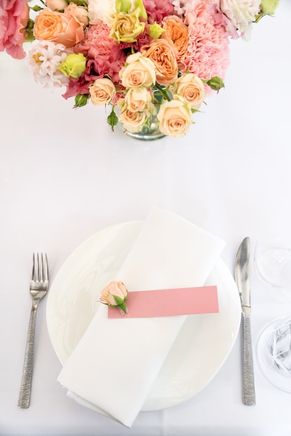 Decoraciones de mesa de flores para fiestas y cenas de boda. Juego de mesa para recepción de bodas en restaurante al aire libre.
