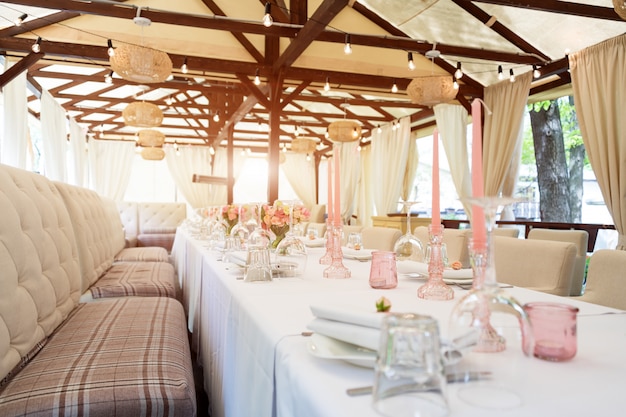 Decoraciones de mesa de flores para fiestas y cenas de boda. Juego de mesa para recepción de bodas en restaurante al aire libre.