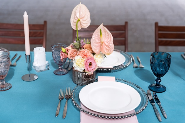 Decoraciones de mesa de flores para fiestas y cenas de boda. Juego de mesa para recepción de bodas en restaurante al aire libre.