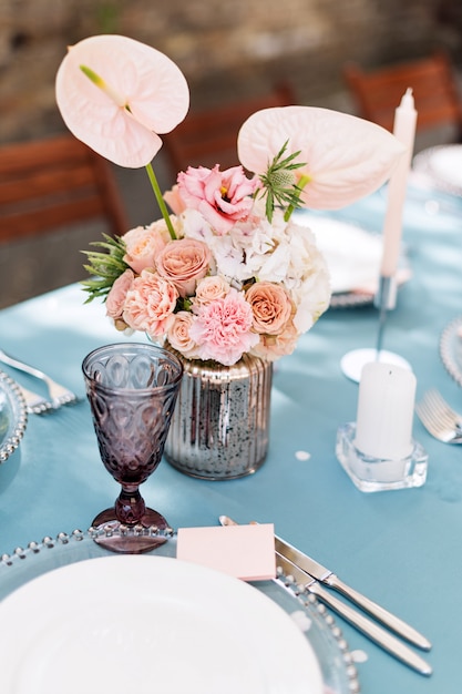 Decoraciones de mesa de flores para fiestas y cenas de boda. Juego de mesa para recepción de bodas en restaurante al aire libre.