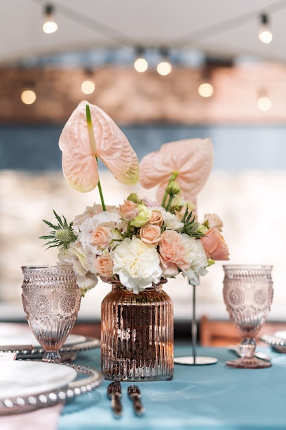 Decoraciones de mesa de flores para fiestas y cenas de boda. Juego de mesa para recepción de bodas en restaurante al aire libre.