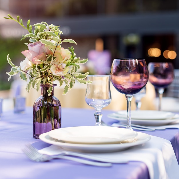 Decoraciones de mesa de flores para fiestas y cenas de boda.