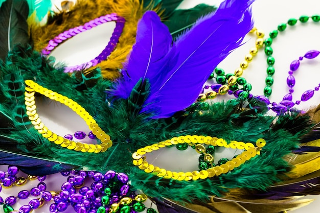 Decoraciones multicolores para fiesta de Mardi Gras en la mesa.