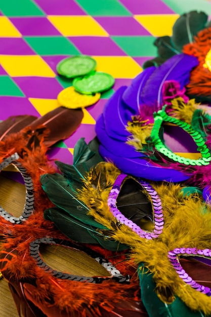 Decoraciones multicolores para fiesta de Mardi Gras en la mesa.