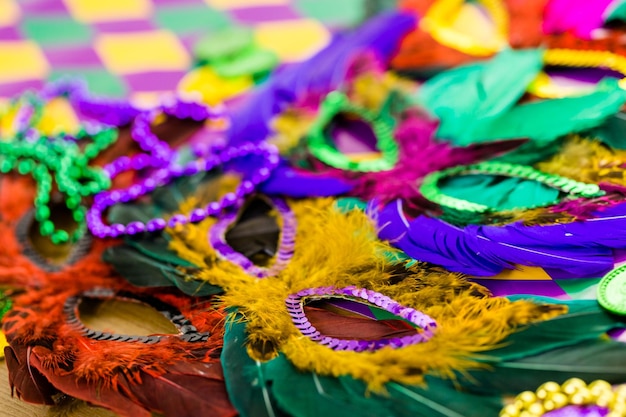 Decoraciones multicolores para fiesta de Mardi Gras en la mesa.