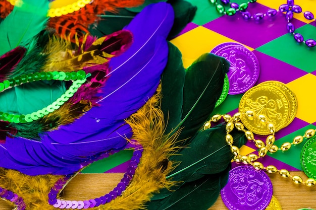 Foto decoraciones multicolores para fiesta de mardi gras en la mesa.