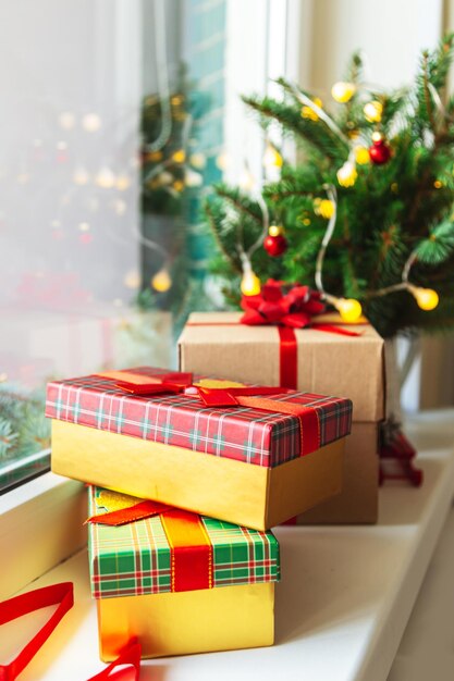 Decoraciones de Navidad y Año Nuevo. Cajas de regalo, ramas de abeto, guirnalda en el alféizar de la ventana. Acogedora Navidad.