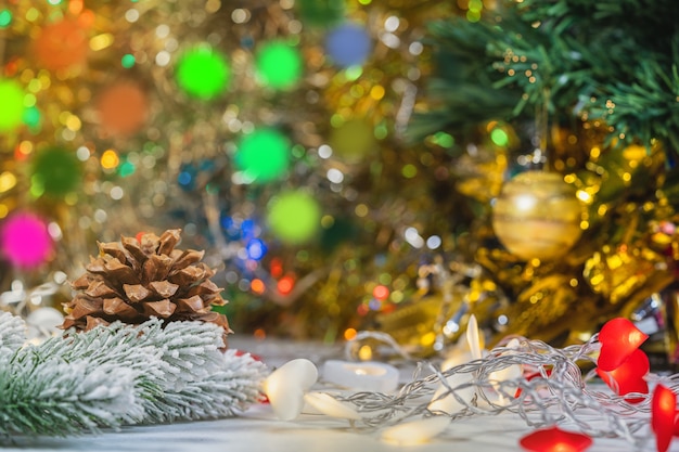 Decoraciones de Navidad y año nuevo, cono, ramas de árbol de año nuevo.