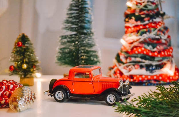 Decoraciones de navidad. árbol de año nuevo. Luces de Navidad. el color rojo es para el fondo de Navidad