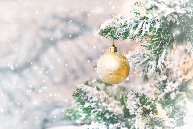 Decoraciones de Navidad en el árbol, vacaciones, enfoque selectivo.