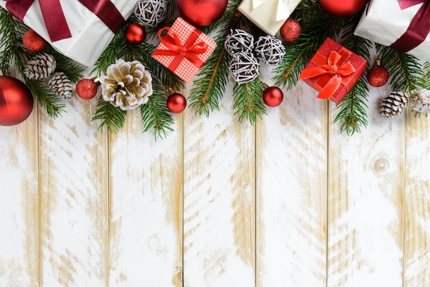 Decoraciones de Navidad, caja de regalo y bolas rojas sobre una mesa de madera gris. Vista superior, copia espacio.