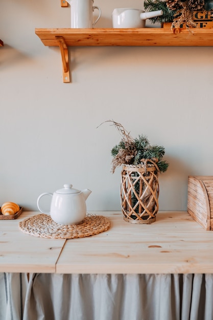 Decoraciones de navidad. Cesta con ramas de abeto en la mesa de madera.