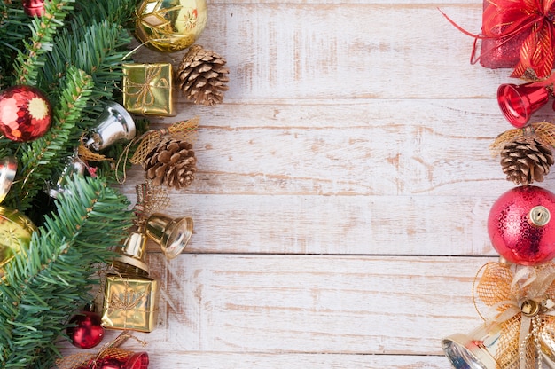 Decoraciones de Navidad en el fondo de madera blanca vintage