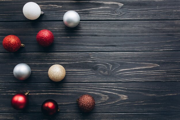 Decoraciones de Navidad en un fondo de madera.