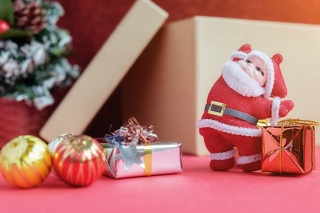 Decoraciones de la Navidad con fondo rojo Cierre para arriba y foco selectivo.