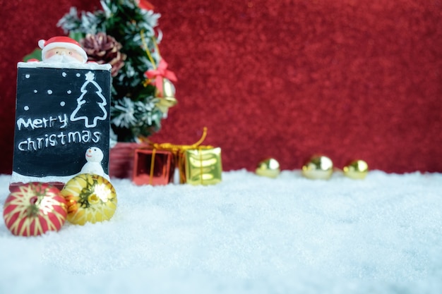 Decoraciones de la Navidad con fondo rojo Cierre para arriba y foco selectivo.