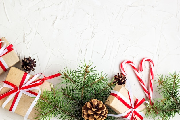 Las decoraciones de Navidad o Año Nuevo aparecen con piñas, ramas de abeto, cajas de regalo y bastones de caramelo.