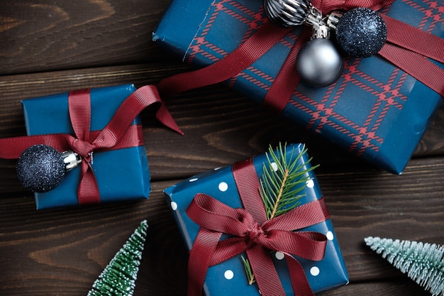 Decoraciones de Navidad y regalos de Navidad en una vieja mesa de madera. Fondo de navidad