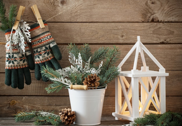 Decoraciones de Navidad sobre fondo oscuro de madera vieja