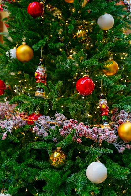 Decoraciones navideñas para el árbol de Navidad. Fondo borroso de vacaciones.