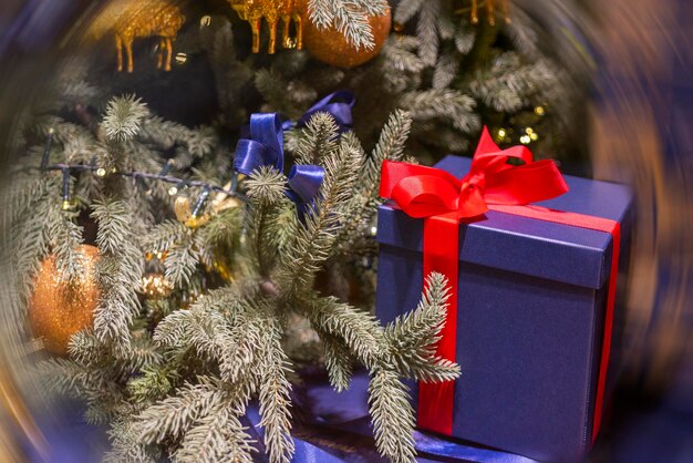 Decoraciones navideñas para el árbol de Navidad. Fondo borroso de vacaciones.