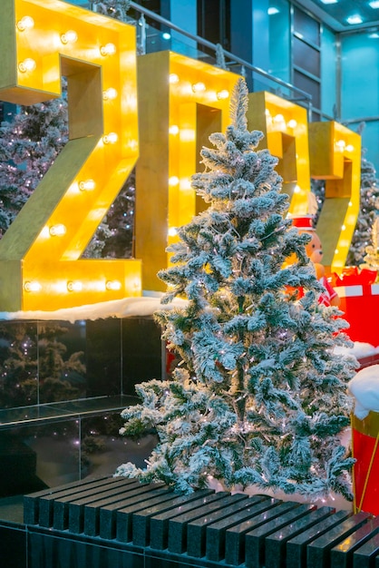 Decoraciones navideñas para el árbol de Navidad Fondo borroso de vacaciones