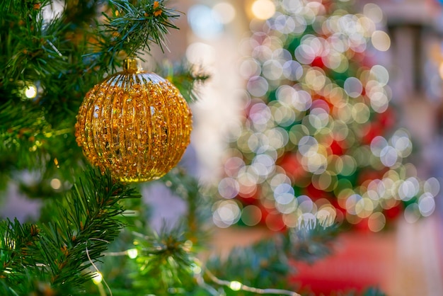 Decoraciones navideñas para el árbol de Navidad Fondo borroso de vacaciones