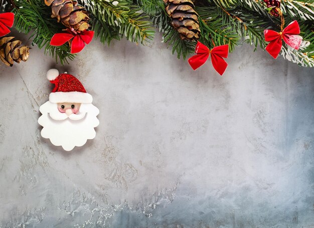 Decoraciones navideñas cajas de embalaje festivas con regalos se encuentran sobre la mesa sobre un fondo blanco