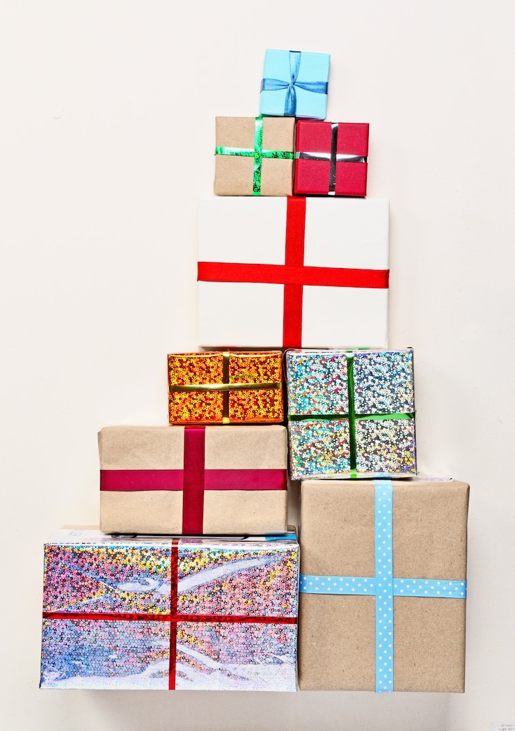 Foto decoraciones navideñas y cajas de regalo.