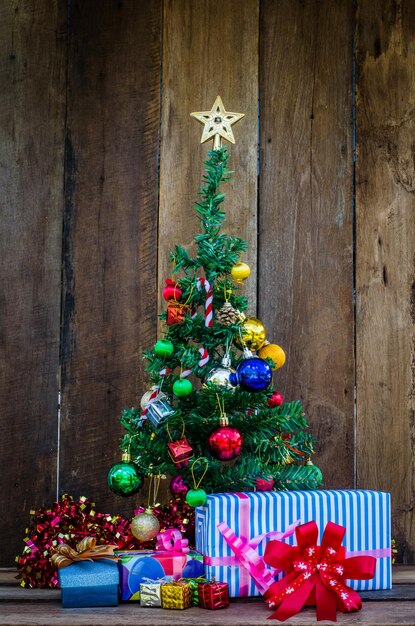 Foto decoraciones navideñas contra la pared de madera