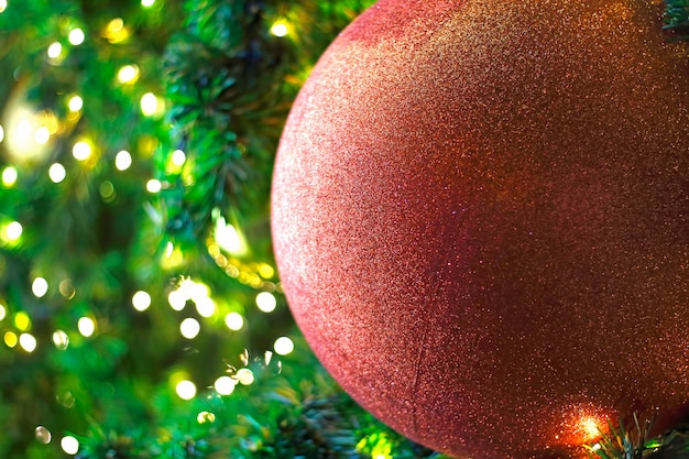 Decoraciones navideñas con fondo bokeh árbol de navidad