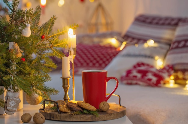 Decoraciones navideñas para el hogar con velas en colores rojo y blanco.