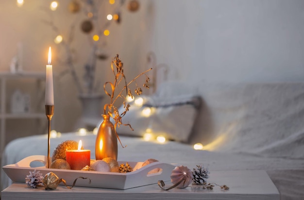 Decoraciones navideñas para el hogar con velas en interior blanco