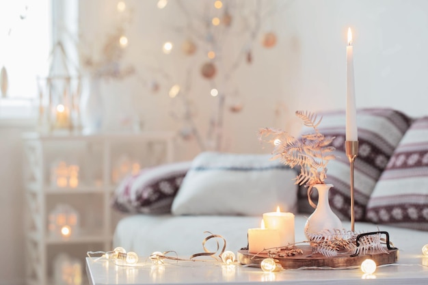 Decoraciones navideñas para el hogar con velas en interior blanco