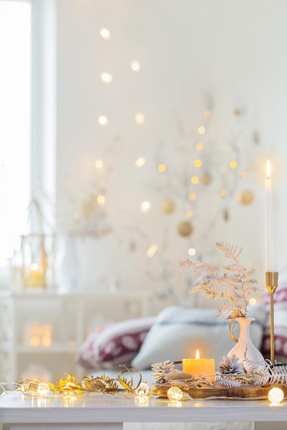 Decoraciones navideñas para el hogar con velas en interior blanco