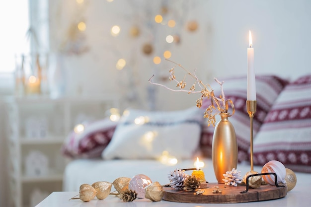 Decoraciones navideñas para el hogar con velas en interior blanco