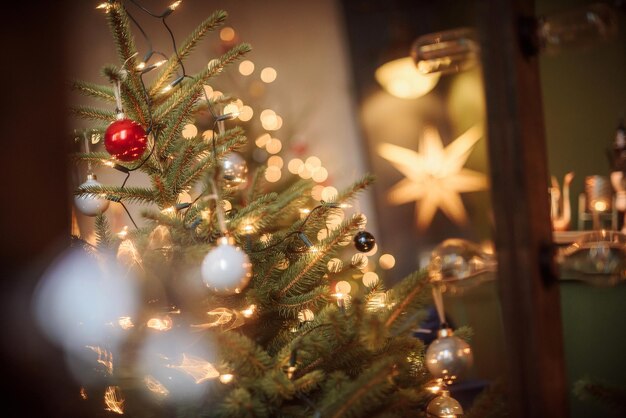 Foto decoraciones navideñas con luces bokeh concepto navideño