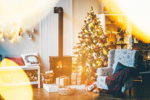 Decoraciones navideñas en la mesa