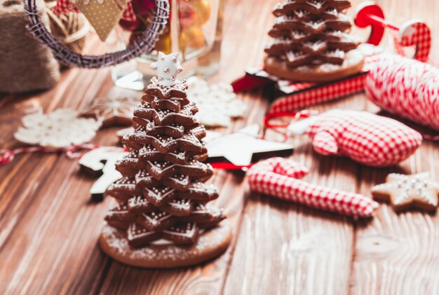 Las decoraciones navideñas. Árbol de Navidad con pan de jengibre