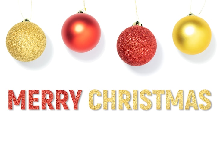Foto decoraciones navideñas rojas y doradas sobre un fondo blanco, vista superior plana laicos