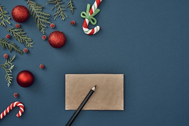 Las decoraciones navideñas sobre fondo azul con varios objetos para escribir