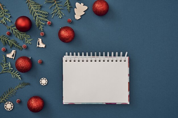 Las decoraciones navideñas sobre fondo azul con varios objetos para escribir