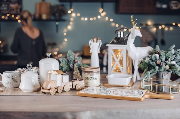 Decoraciones necesarias para una cena festiva en la mesa. Concepto de víspera de año nuevo